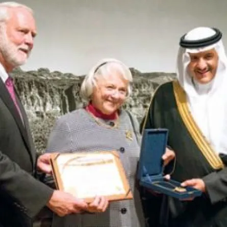 الأمير سلطان بن سلمان يكرم سبعة أمريكيين يعيدون قطعاً أثرية