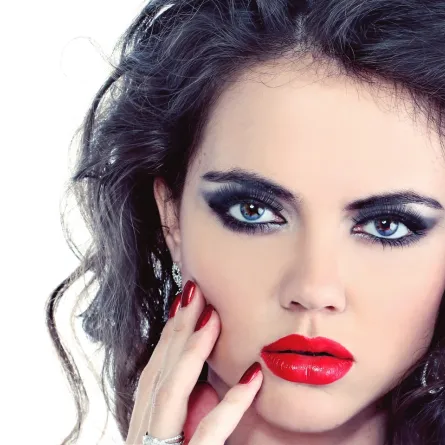 كيف تضعين المكياج المناسب للعدسات اللاصقة؟