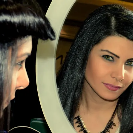 بالفيديو..احصلي على تسريحة الغرة الدائرية