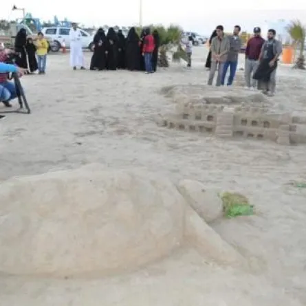 سعوديون يحولون رمال الشاطئ إلى لوحات فنية