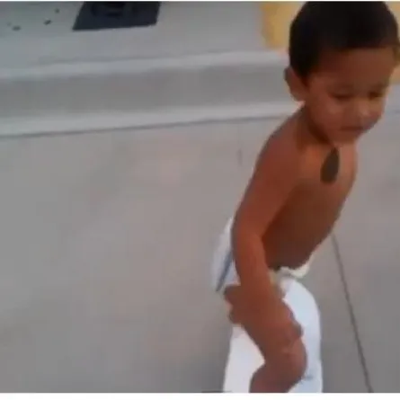 طفل ذو عامين يحترف التزلج على اللوح الخشبي