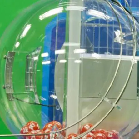 عجوز ترمي جائزة اليانصيب في المرحاض