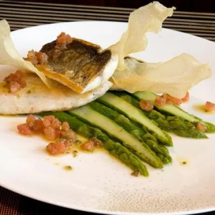 إشوي السمك وتناوليه مع الهليون