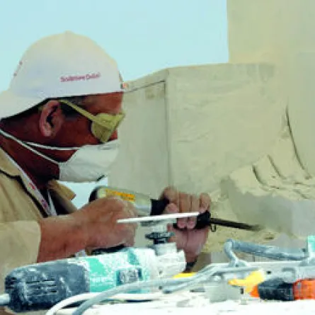 "ملتقى نحت دبي" أضخم ورشة عمل جماعية