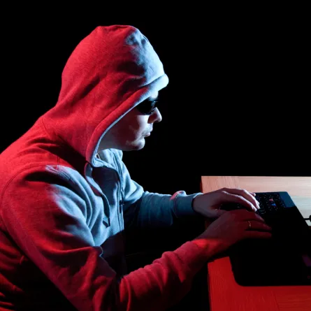 "عصابة الخمسة" بدأت بالفيس بوك وانتهت بالدعارة!