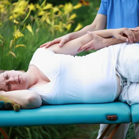 المعالجة بتقويم العظام تساعد الحامل