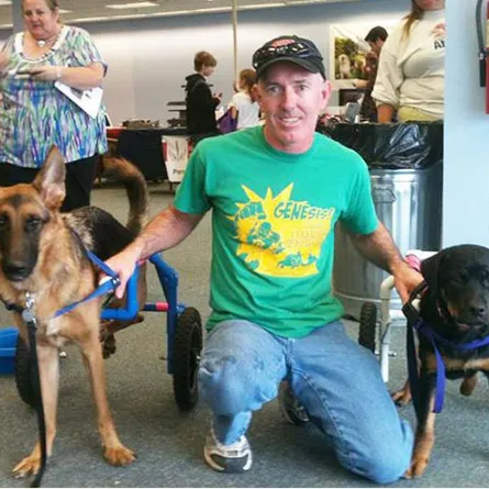 رجل أمريكي يصنع كرسياً متحركاً للكلاب