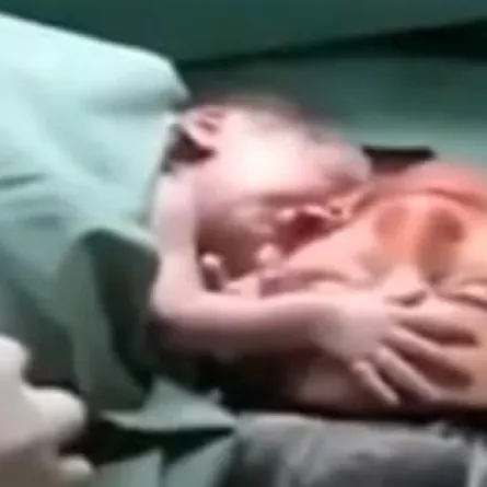 فيديو مؤثر لرضيع رفض الابتعاد عن والدته في العناية المركزة