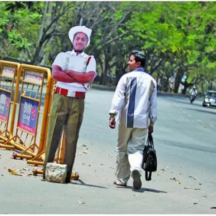 شرطة من الكرتون في الهند
