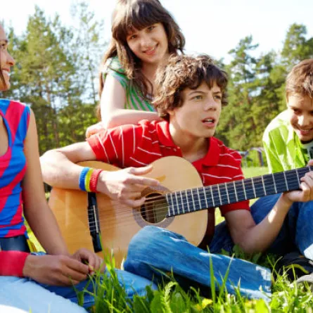 7 خطوات تدلك على أهمية صداقات ابنك