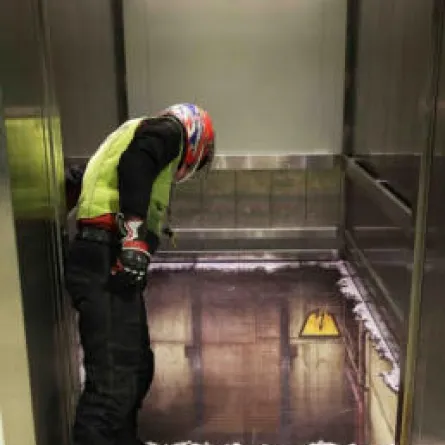 مصعد بلا أرضية في أحد معارض لندن!!