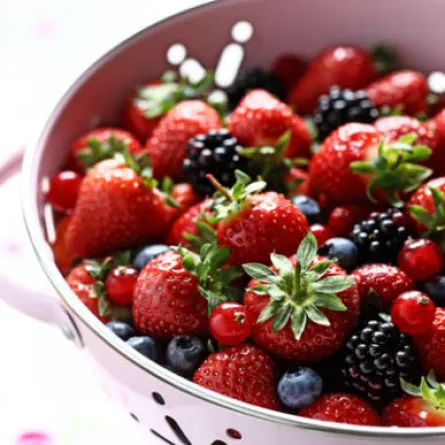 الفراولة والتوت يقللان الإصابة بنوبة القلب