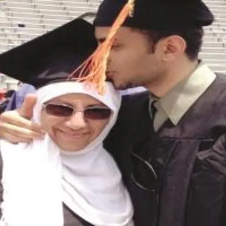 سعوديّة وابنها يتخرّجان معاً في جامعة أمريكيّة