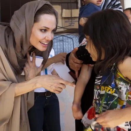 Angelina Jolie تتبنى طفلاً سورياً