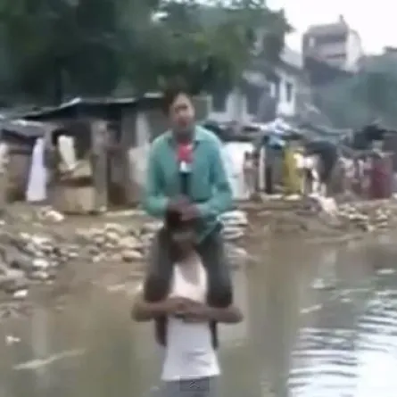 مراسل يغطي حدث الفيضان من على ظهر أحد الناجين