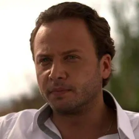   مكسيم خليل ينفي خبر تعرضه للضرب ويؤكد أنه موجود في روسيا