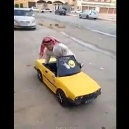 قزم سعوديّ يتفادى الزحام بسيارة صغيرة