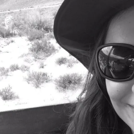 Katie Holmes تنضم لتويتر.. وتنشر صورتها مع Taylor Swift