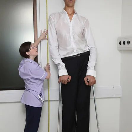 أطول رجل في العالم يتزوج امرأة أقصر منه بمتر تقريباً