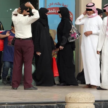 الإطاحة بمذيع شهير يعتدي على الأطفال جنسيا