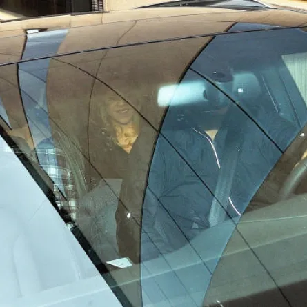 شاكيرا تغادر المستشفى من باب البضائع