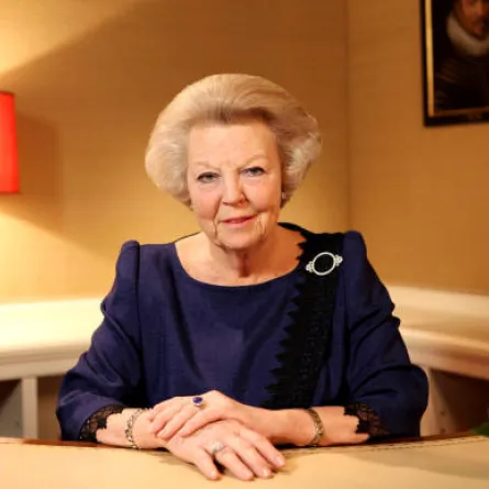 ملكة هولندا تتنازل عن العرش لصالح ابنها