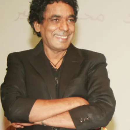 محمد منير ينفي زواجه متسائلاً: مين العروسة؟!