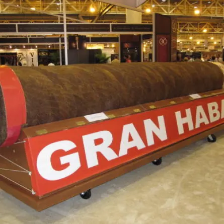 سيجار عملاق بـ 185 ألف دولار!