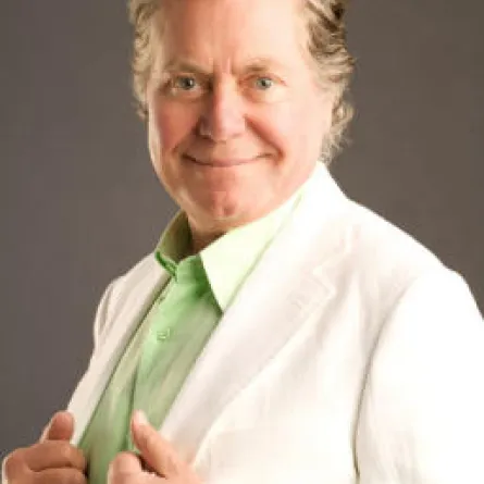 حسين فهمي يتنازل إكراماً لعادل إمام