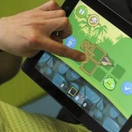 لعبة الطيور الغاضبة تتجسس على مستخدميها