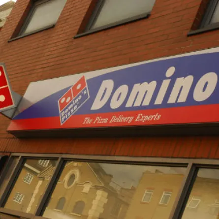 أطلب " دومينوز بيتزا" لتصلك على شاحنة إطفاء!