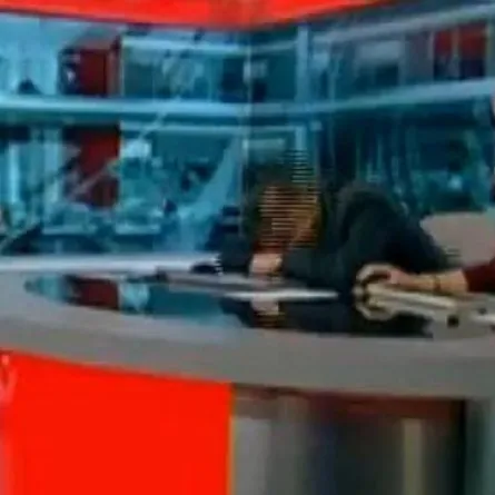 مذيع أخبار الـ "BBC" ينام على الهواء مباشرة