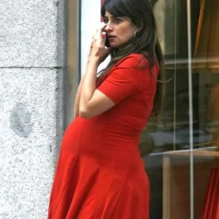 Penelope Cruz... هل تنوي أن تلد باللون الأحمر؟  