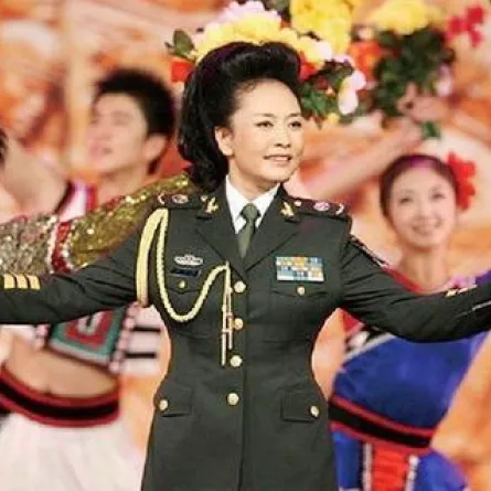 سيدة أولى تغني وترقص وتعمل في الجيش