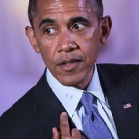 آثار قبلة على ياقة الرئيس أوباما