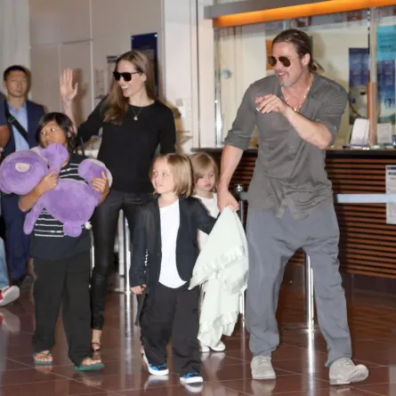 Brad Pitt  يهدي Angelina Jolie طائرة خاصّة... وانسجام في المطار