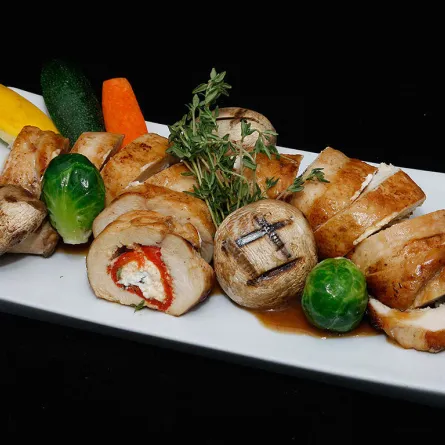 رول الدجاج المحشو بالفلفل الأحمر الحلو والجبن الكريمي