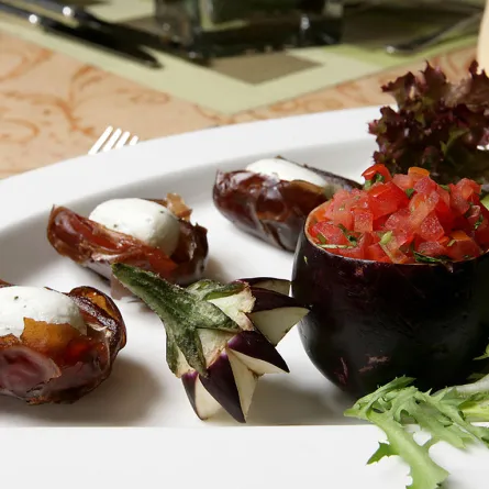 سلطة الباذنجان بالبندورة والتمر على الطريقة التونسية