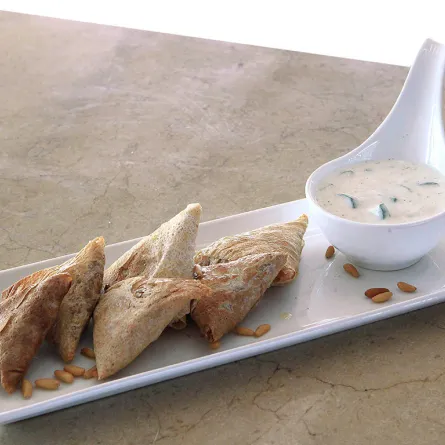 دجاج مسخّن بخبز المرقوق