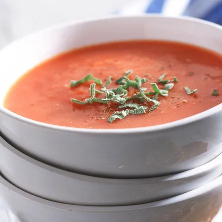 حساء البندورة والفليفلة والبصل