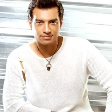 إيهاب توفيق يلازم والده في المستشفى