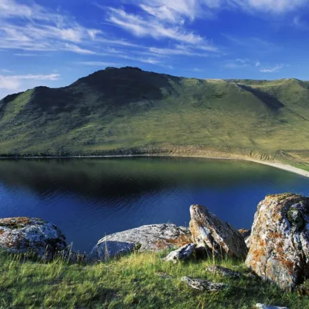 "البحيرات الملوّنة":عناوين بالجملة لهواة الطبيعة