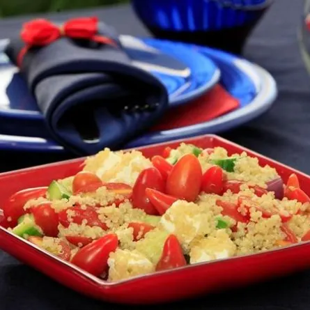 "بالفيديو" أعدّي سلطة الكينوا اليونانية