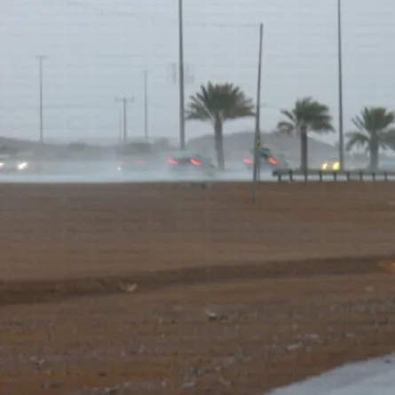 30 سيارة احتجزتها الأمطار في حائل