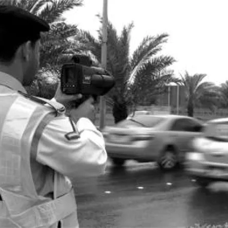 شرطي مرور في أبو ظبي يختلس أموال السائقين