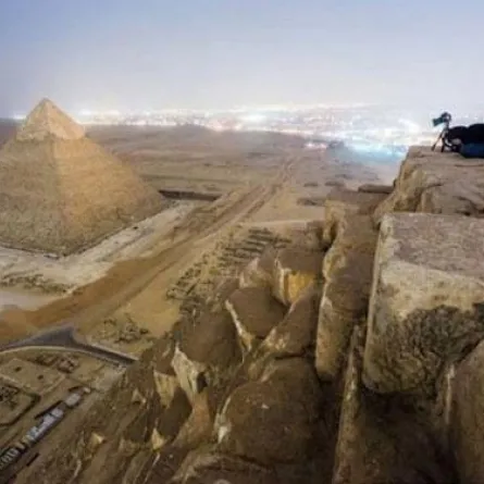 مصور روسي يتسلق قمة أهرامات مصر