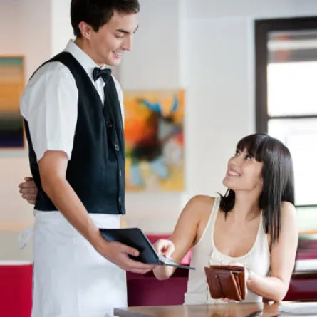 من يدفع فاتورة حساب المطعم؟