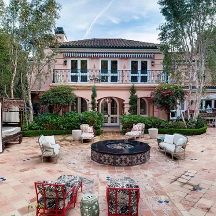 زيارة إلى منزل كريستينا أغيليرا في "بيفرلي هيلز"