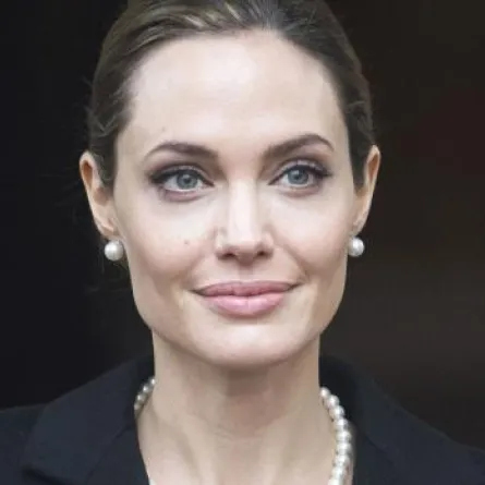 مهن المشاهير قبل الشهرة..من غسل الأطباق إلى تنظيف المطاعم