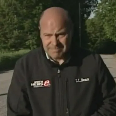 رجل مفقود يمرّ قرب مراسل يقدّم تقريراً عن اختفائه